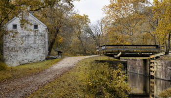 Pennyfield Lock by Lee Goodwin